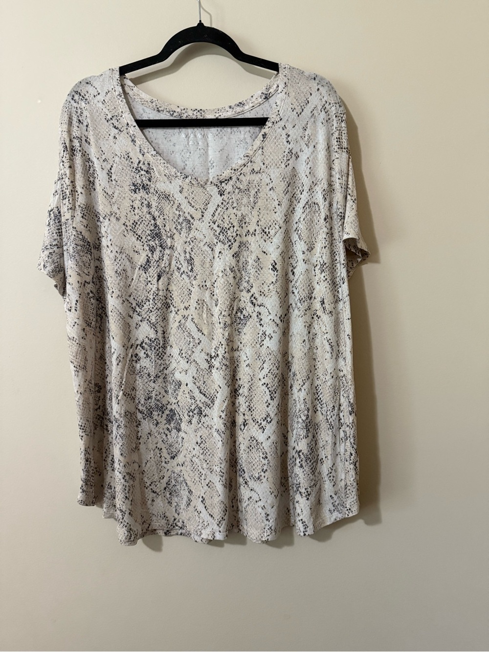 Women's Snake-Print V-Neck Tunic Top - Cream/Black. PTP 27.
